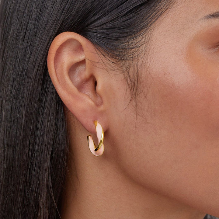 Pendientes de aro trenzados rosas con perlas