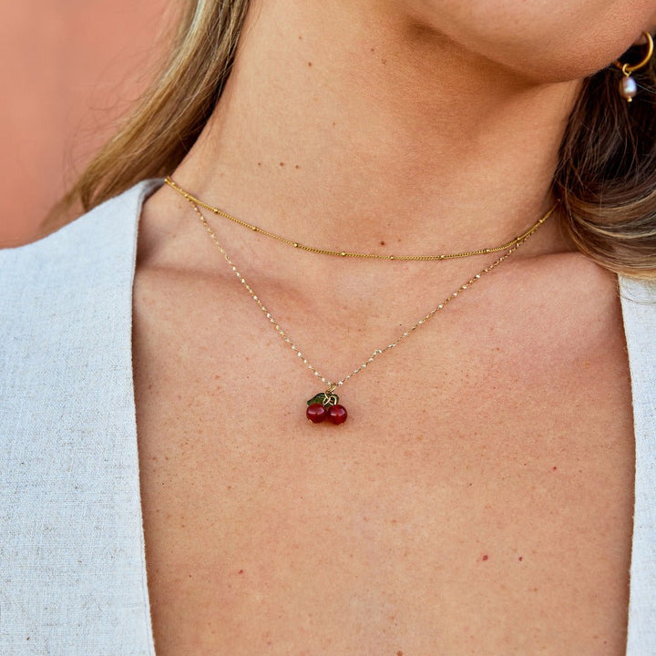 Collar con colgante de cereza roja
