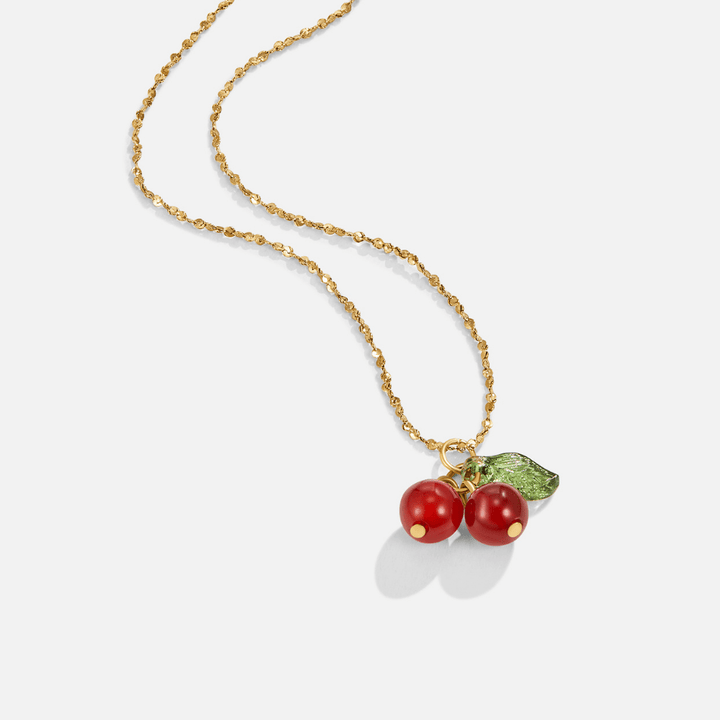 Collar con colgante de cereza roja