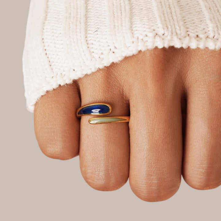 Anillo Safira azul envolvente