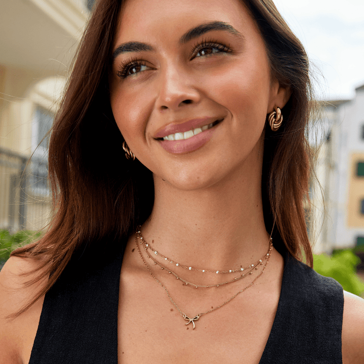 Collar con colgante en forma de lazo