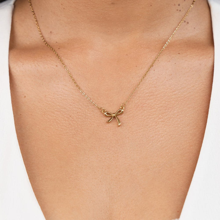 Collar con colgante en forma de lazo