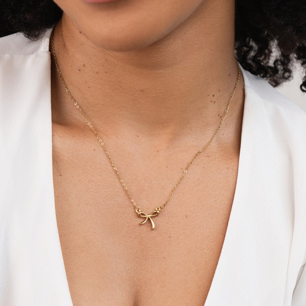Collar con colgante en forma de lazo