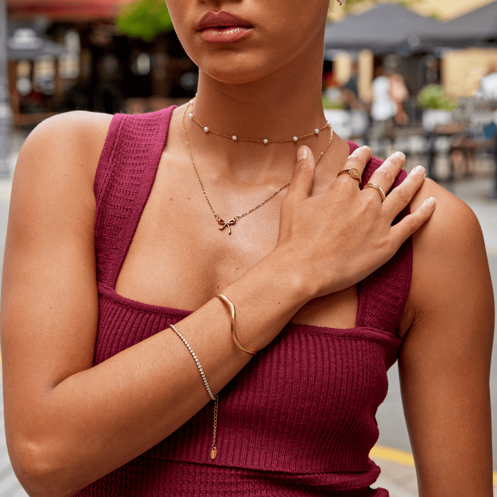 Collar con colgante en forma de lazo