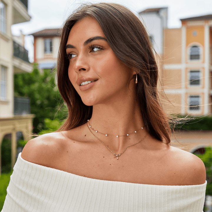 Collar con colgante en forma de lazo