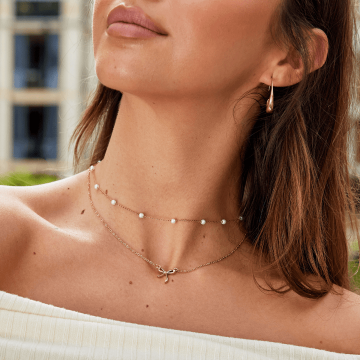 Collar con colgante en forma de lazo
