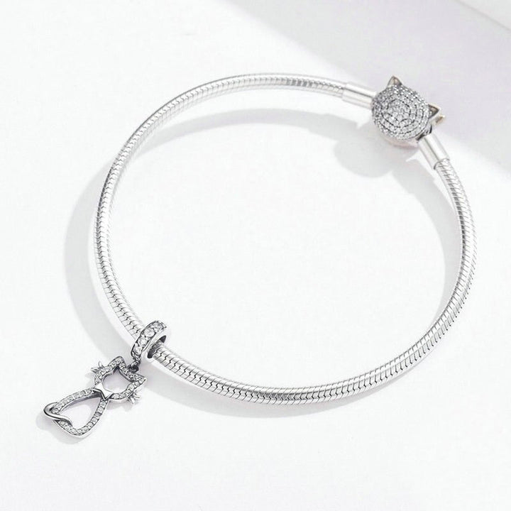 Collar de plata con gato