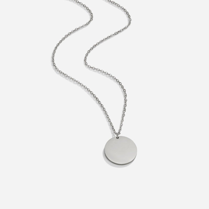 Collar plateado con medallón