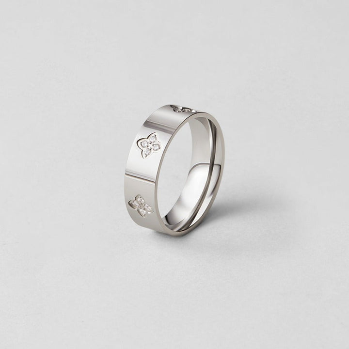 Anillo plateado cristal trébol