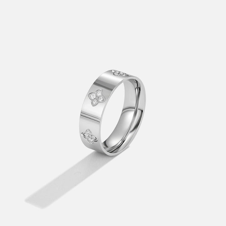 Anillo plateado cristal trébol
