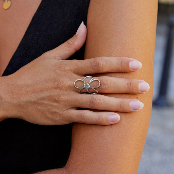 Anillo plateado floral collar