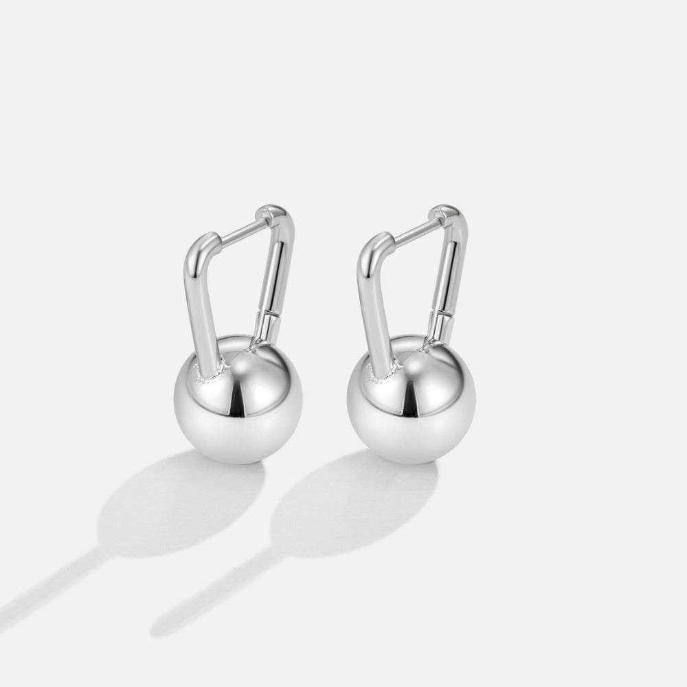 Pendientes plateados colgantes escultóricos