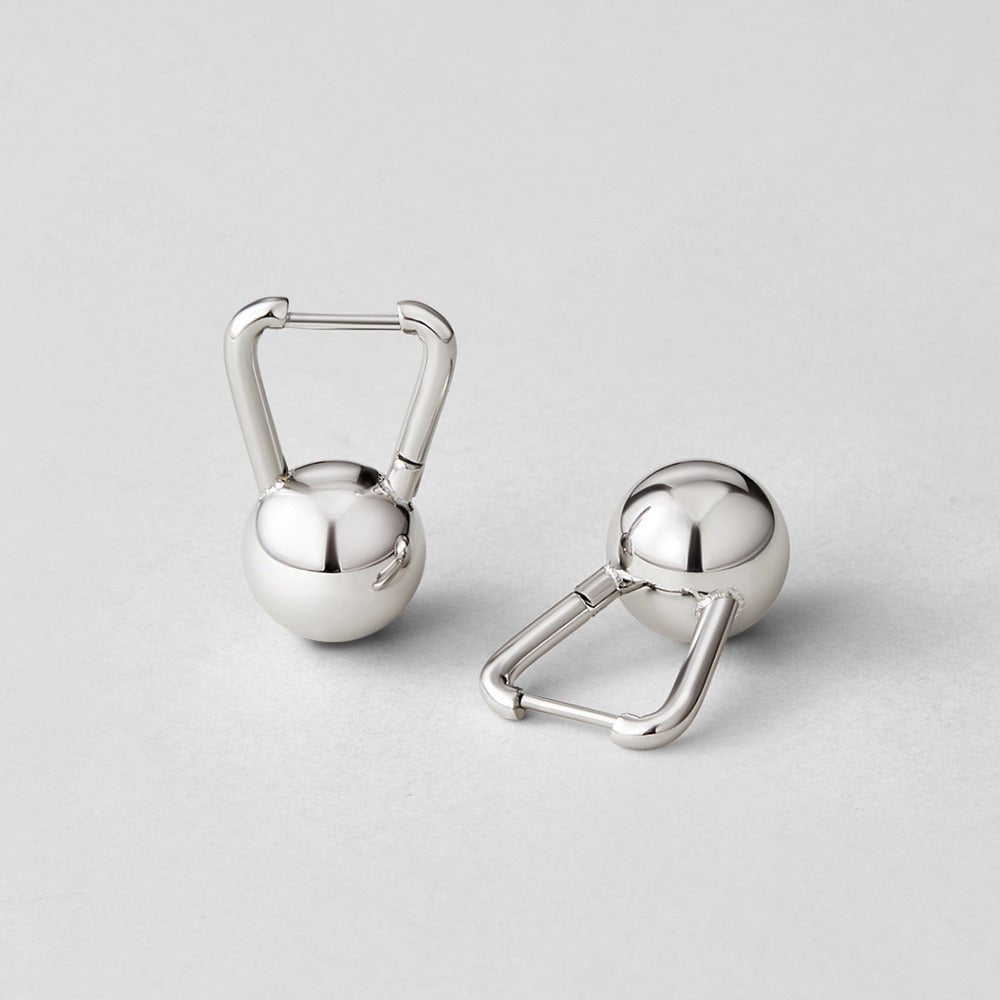 Pendientes plateados colgantes escultóricos