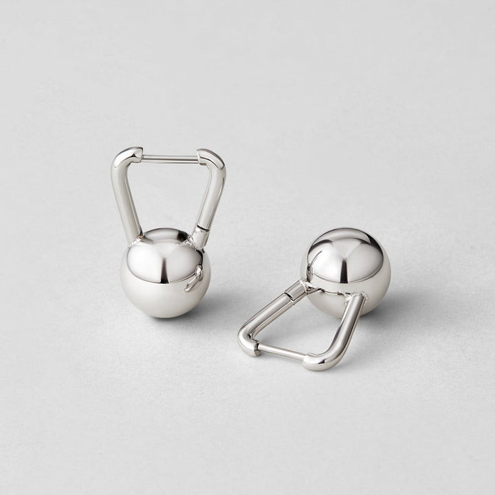 Pendientes plateados colgantes escultóricos