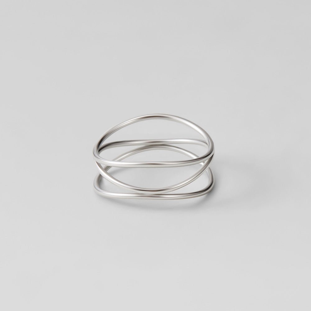 Anillo plateado infinito