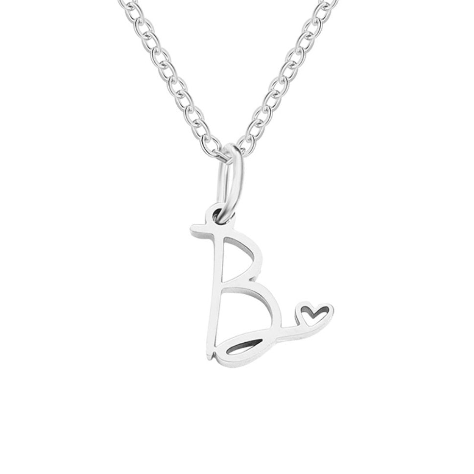 Collar plateado con letra en forma de corazón