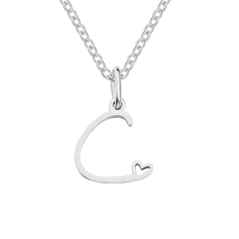 Collar plateado con letra en forma de corazón