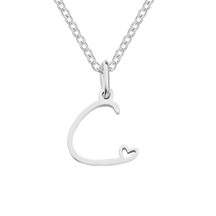 Collar plateado con letra en forma de corazón