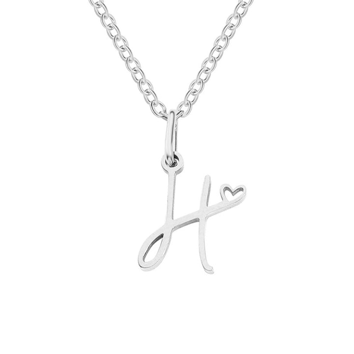 Collar plateado con letra en forma de corazón
