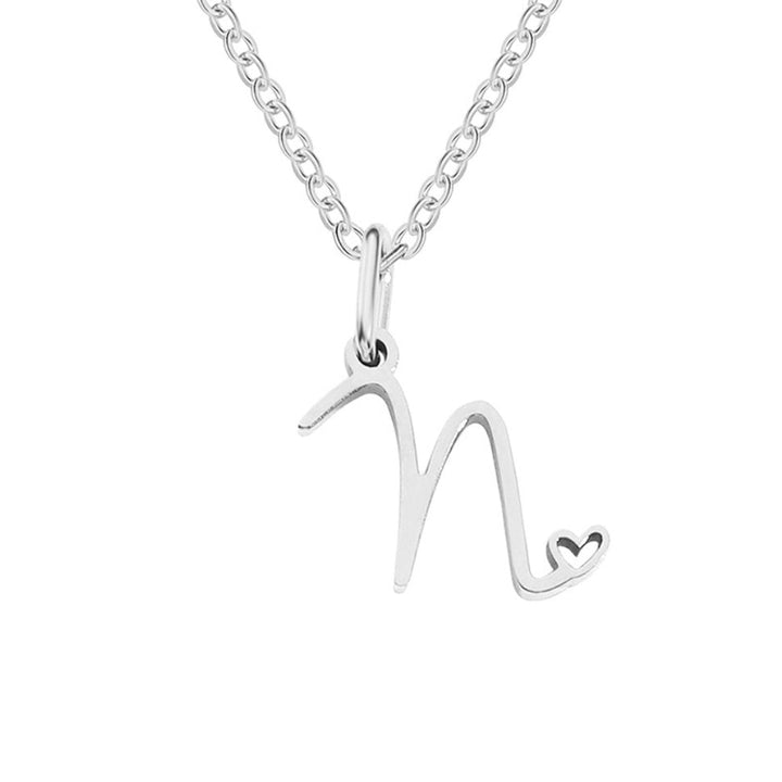 Collar plateado con letra en forma de corazón