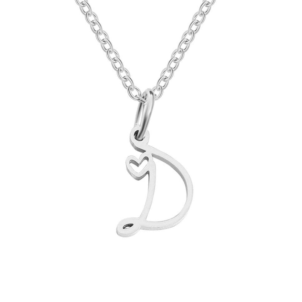 Collar plateado con letra en forma de corazón