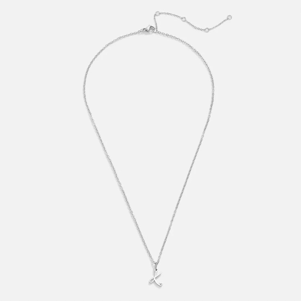 Collar plateado con letra en forma de corazón