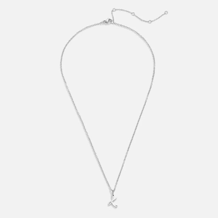 Collar plateado con letra en forma de corazón
