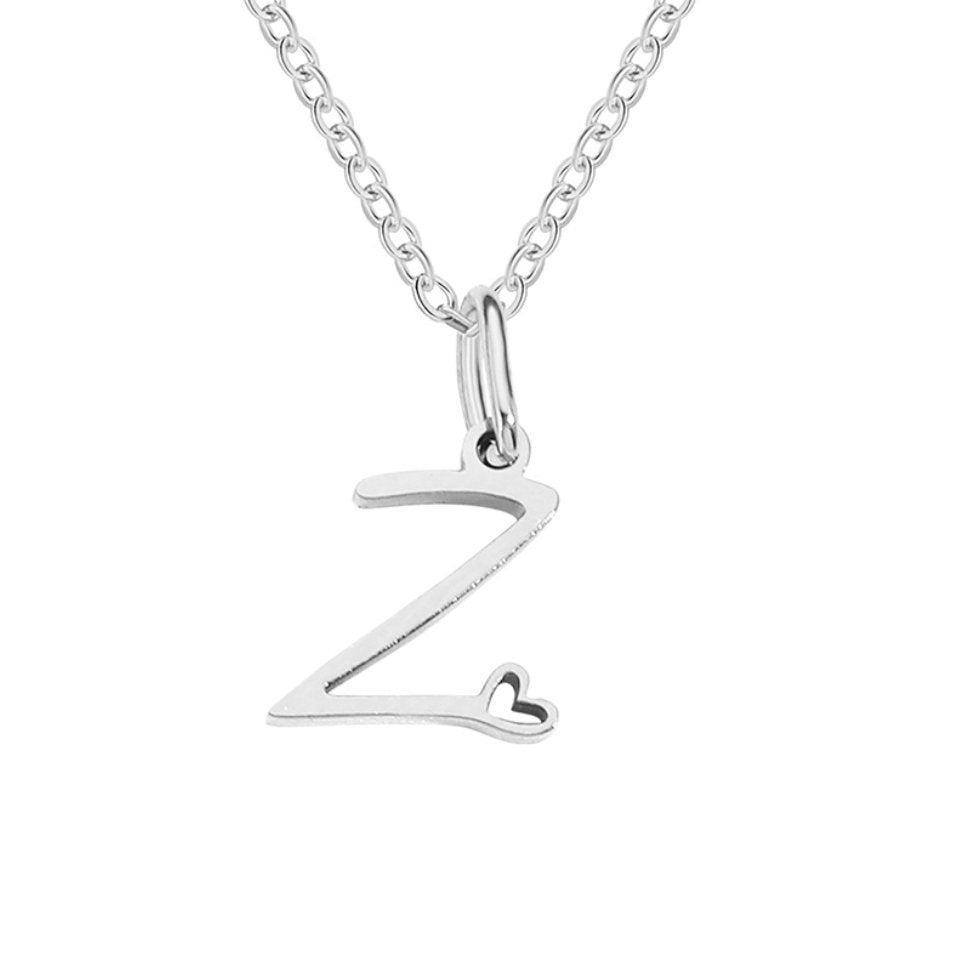 Collar plateado con letra en forma de corazón