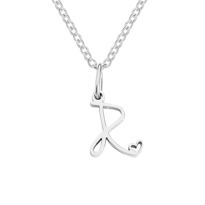 Collar plateado con letra en forma de corazón