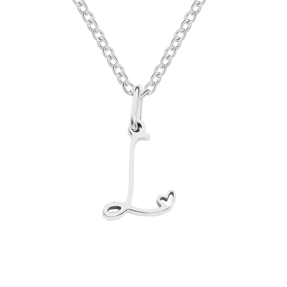 Collar plateado con letra en forma de corazón