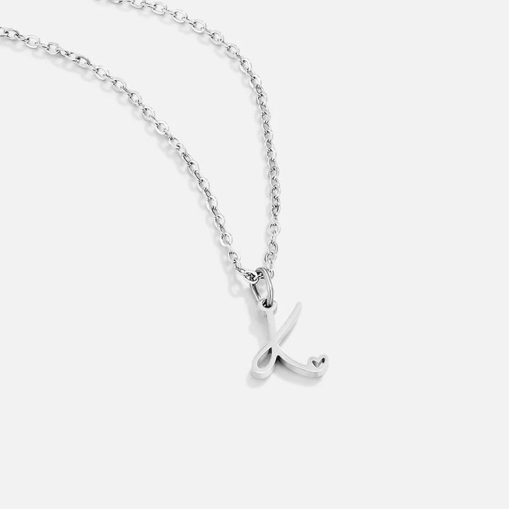 Collar plateado con letra en forma de corazón