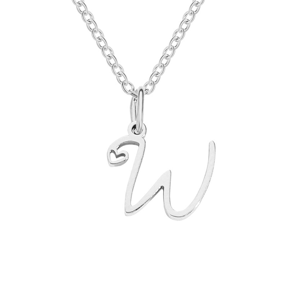 Collar plateado con letra en forma de corazón