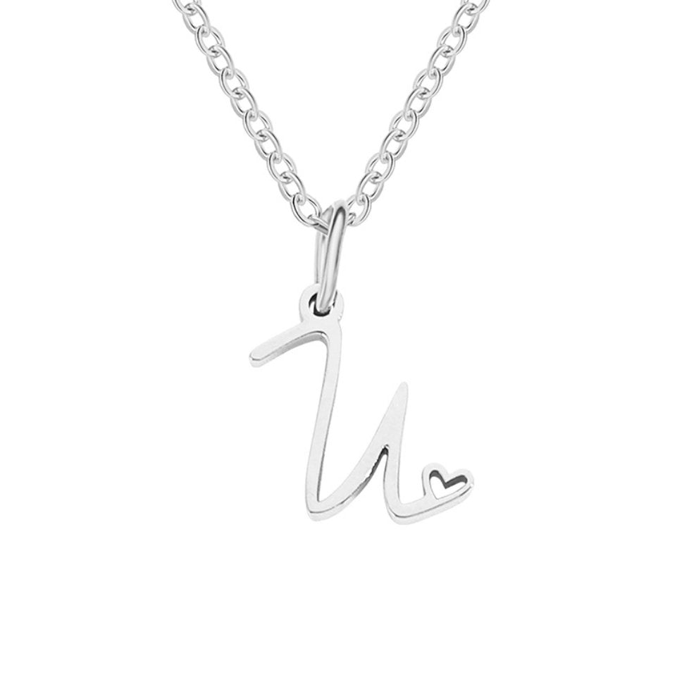 Collar plateado con letra en forma de corazón