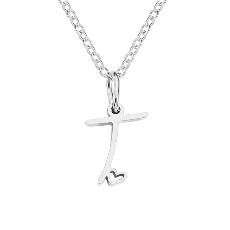Collar plateado con letra en forma de corazón
