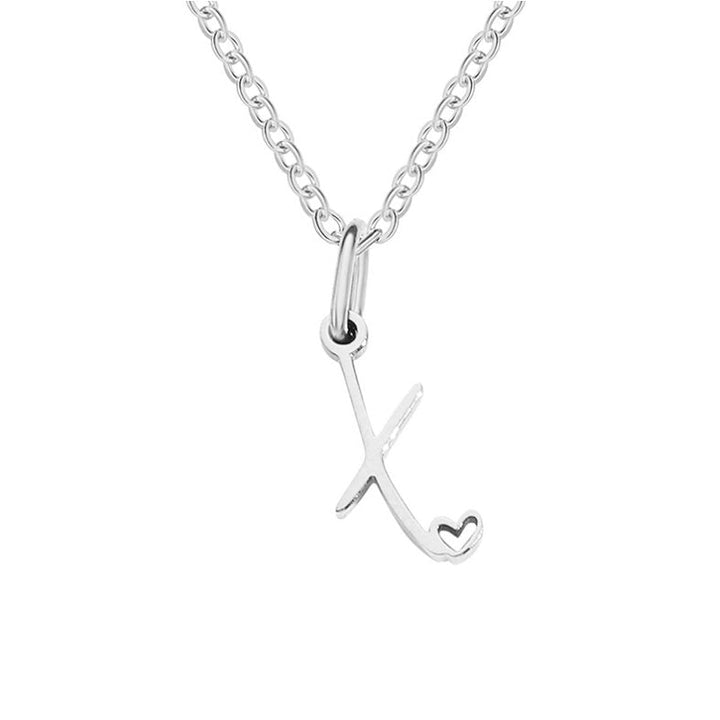 Collar plateado con letra en forma de corazón
