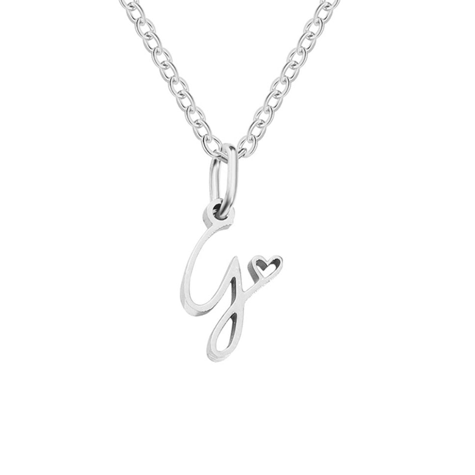 Collar plateado con letra en forma de corazón