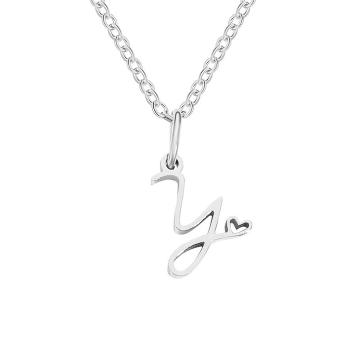 Collar plateado con letra en forma de corazón