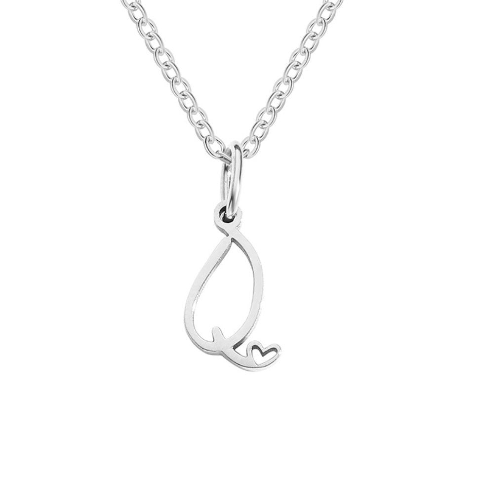 Collar plateado con letra en forma de corazón
