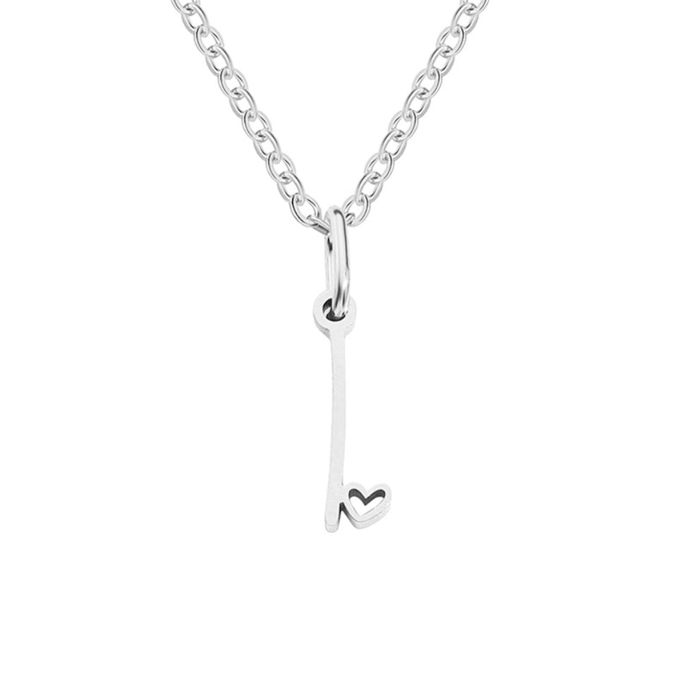 Collar plateado con letra en forma de corazón