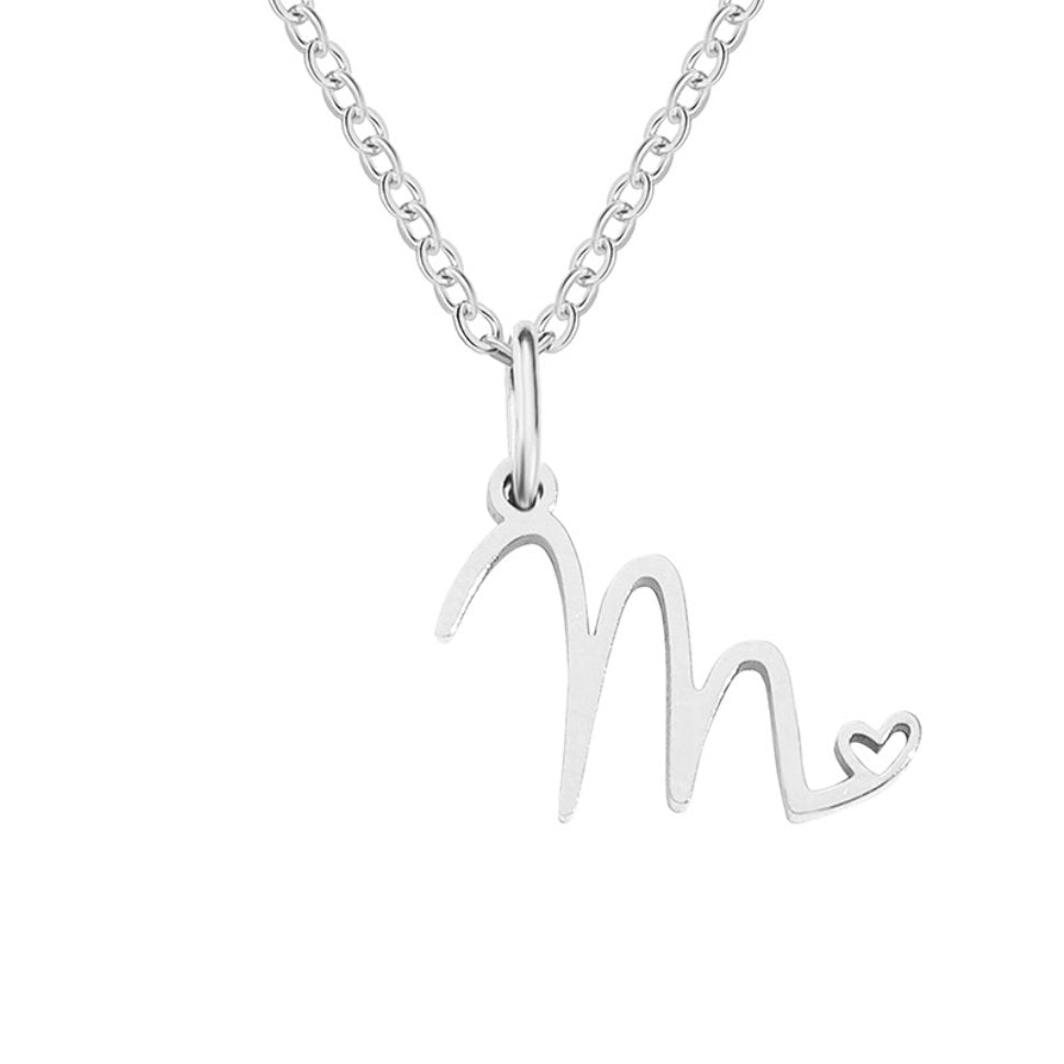 Collar plateado con letra en forma de corazón
