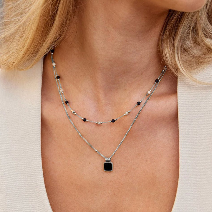 Collar plateado Lucia con colgante negro