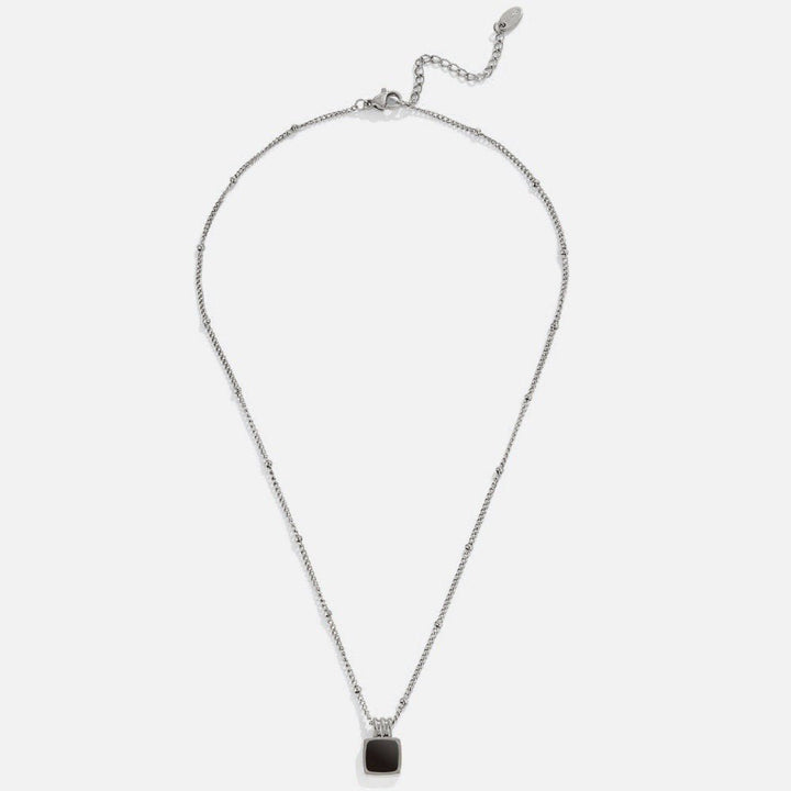Collar plateado Lucia con colgante negro