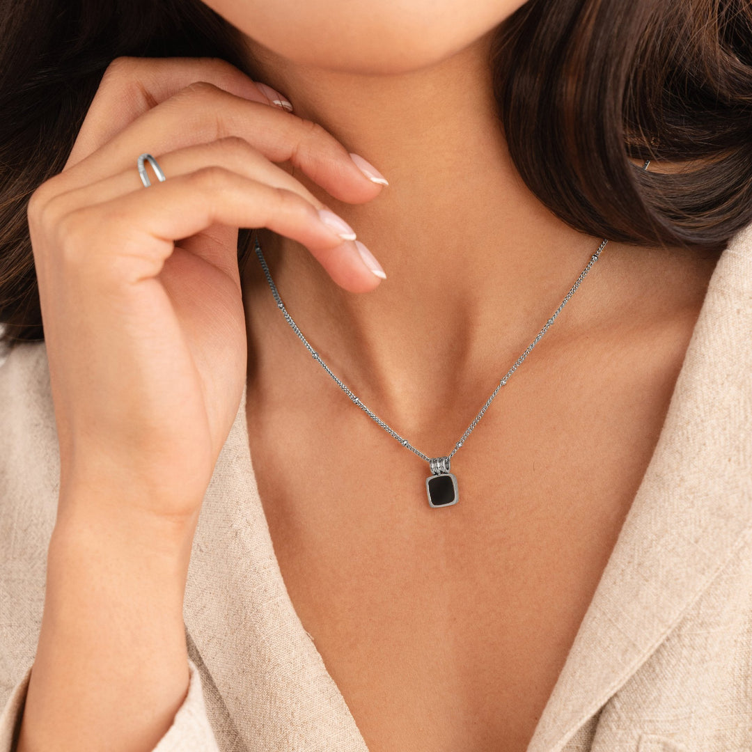Collar plateado Lucia con colgante negro