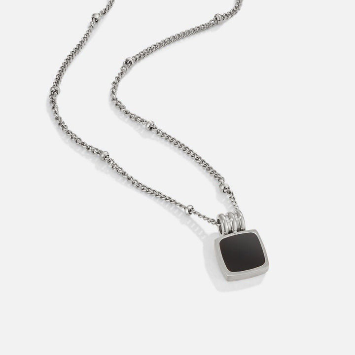 Collar plateado Lucia con colgante negro