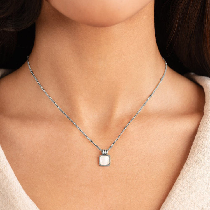 Collar plateado Lucia con colgante de pétalo blanco