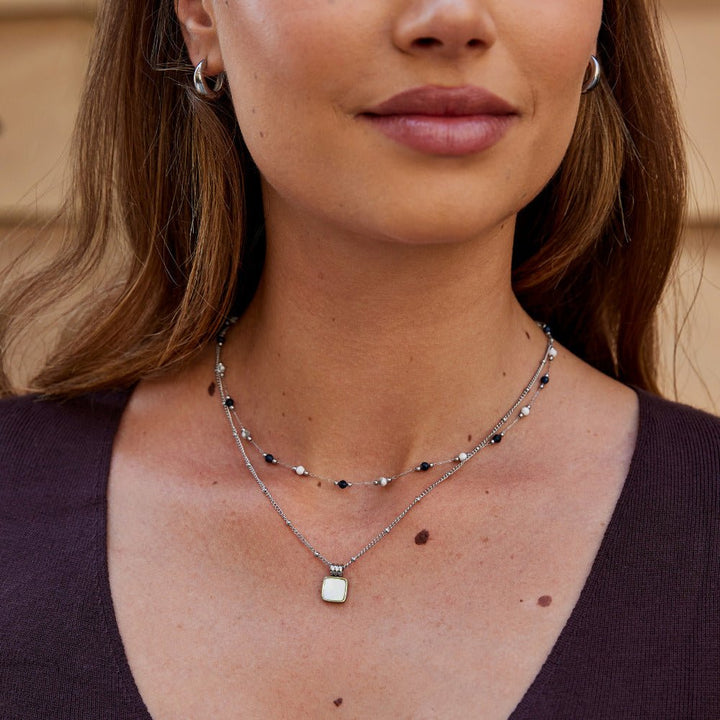 Collar plateado Lucia con colgante de pétalo blanco