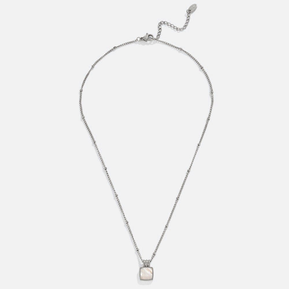 Collar plateado Lucia con colgante de pétalo blanco