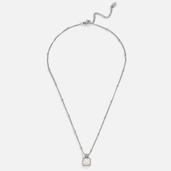 Collar plateado Lucia con colgante de pétalo blanco