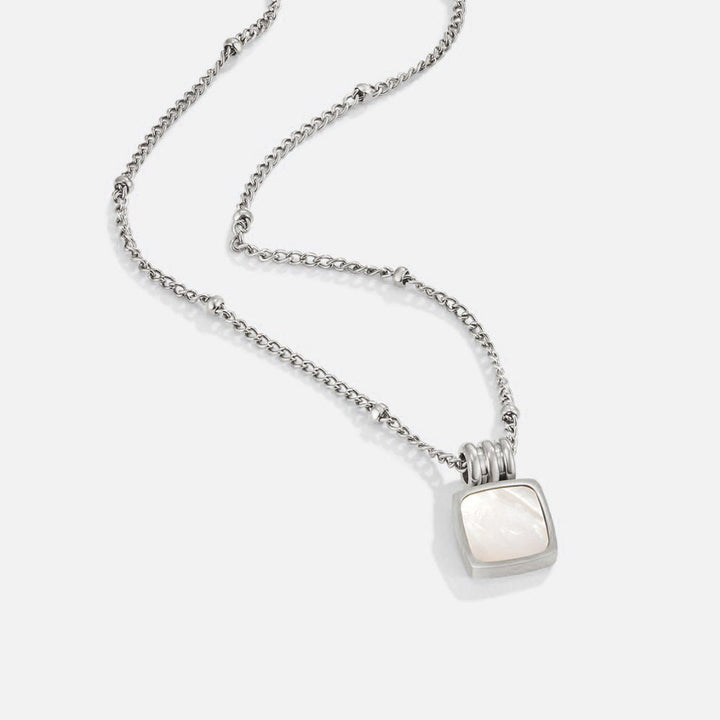 Collar plateado Lucia con colgante de pétalo blanco