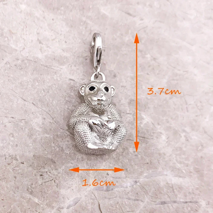 Collar de plata con mono